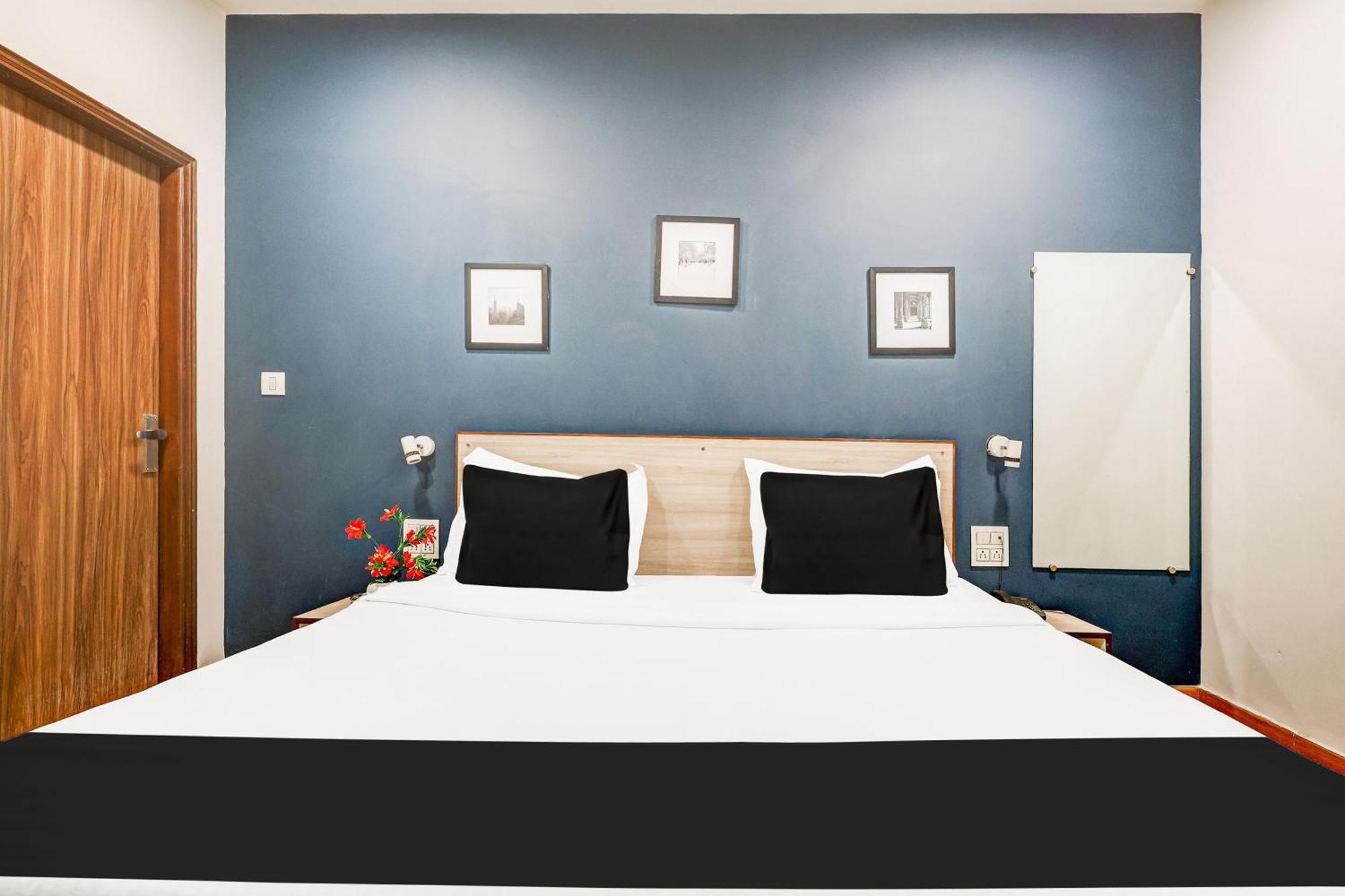 Hotel Super Collection O Palam Near Railway Station New Delhi