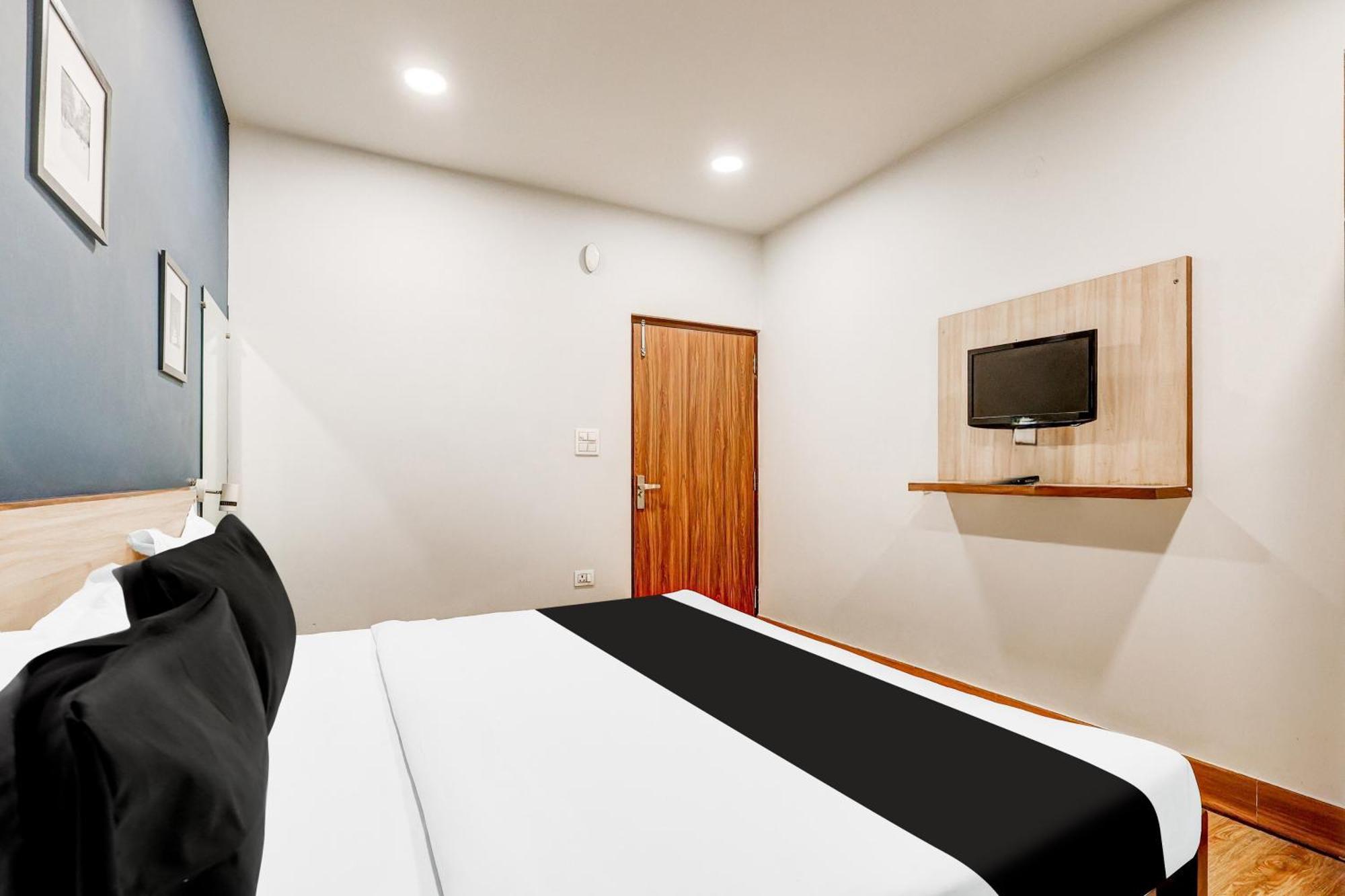Hotel Super Collection O Palam Near Railway Station